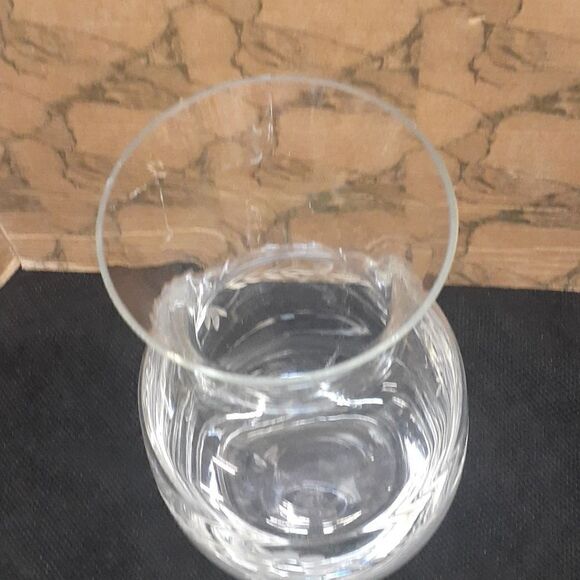 Beautiful clear glass vase with etched daisy & laurel leaf design. - Picture 3 of 4